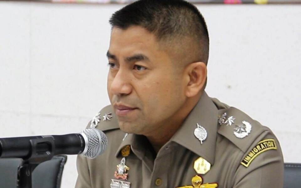 Thailands ex polizeivizechef surachate big joke hakparn und vier weitere beamte entlassen