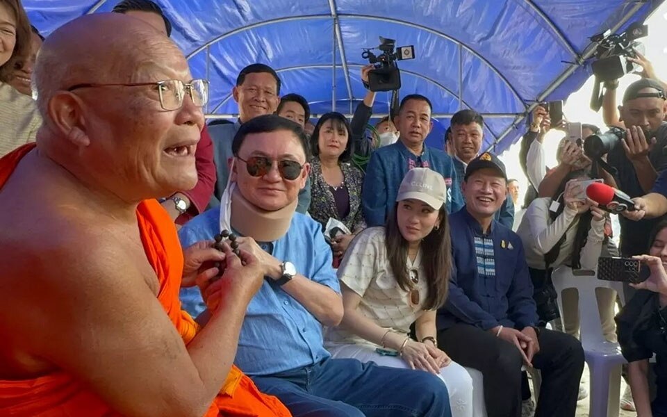 Thaksin auf bewaehrung entlassen tour durch chiang mai