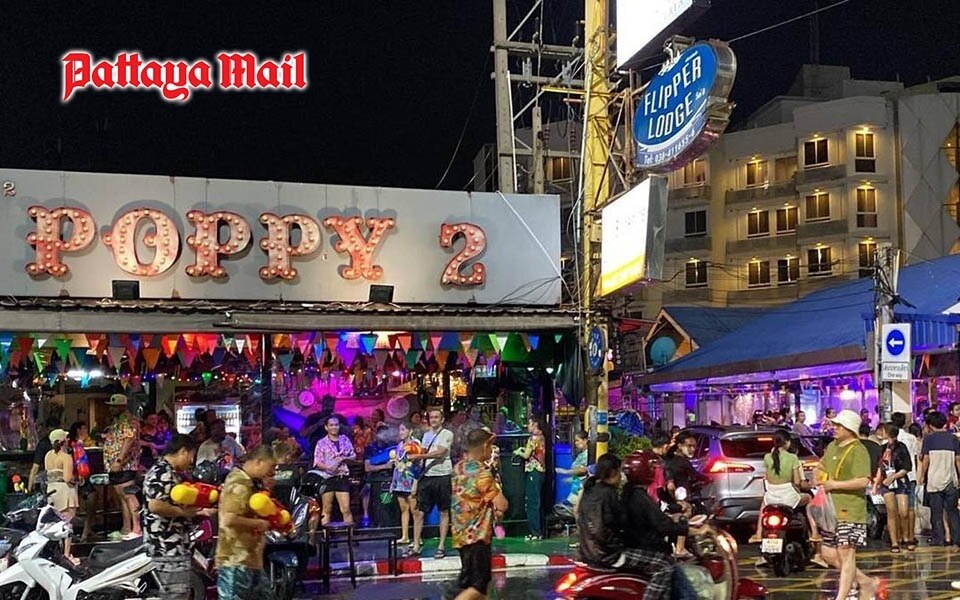 Touristen feiern gemeinsam mit einheimischen den beginn der songkran feierlichkeiten in pattaya