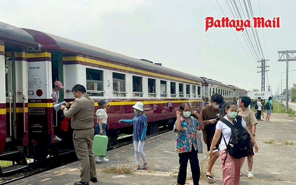 Touristen stroemen zu songkran mit flugzeugen zuegen und autos nach pattaya