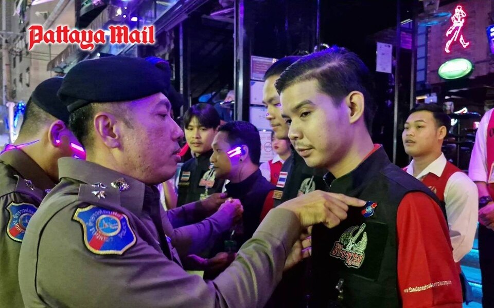 Touristenpolizei von pattaya erhoeht die sicherheit in der walking street