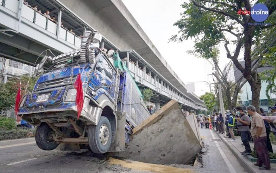 Ueberladener transporter verursacht wahrscheinlich einsturz der betonplatte in bangkok