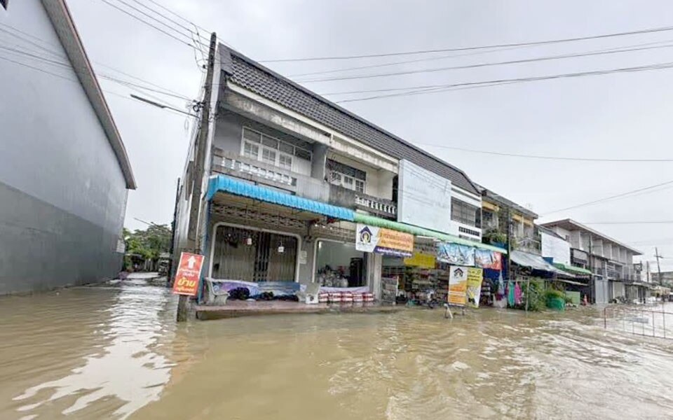 Ueberschwemmungen ueberfluten weiterhin den sueden thailands