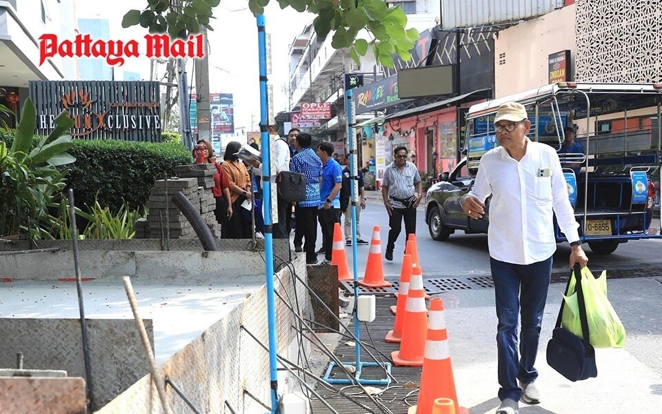 Unterirdische abwasserrohre behindern elektroarbeiten in sued pattaya