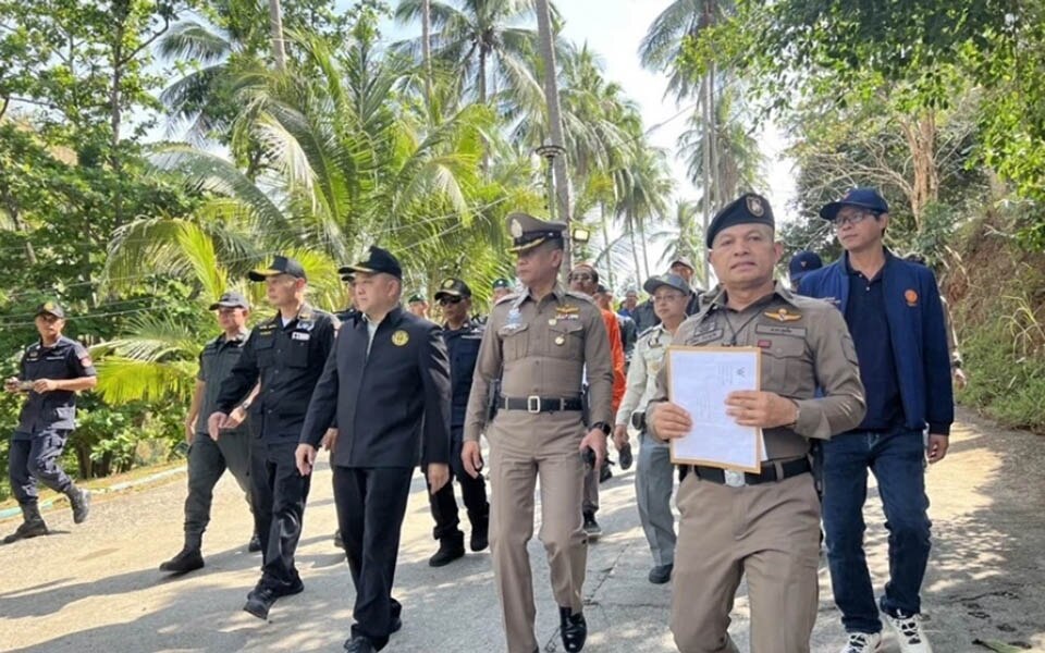 Untersuchung des Eindringens in den Strand und der Erhebung von Gebühren von Strandbesuchern am Nui Beach in Phuket