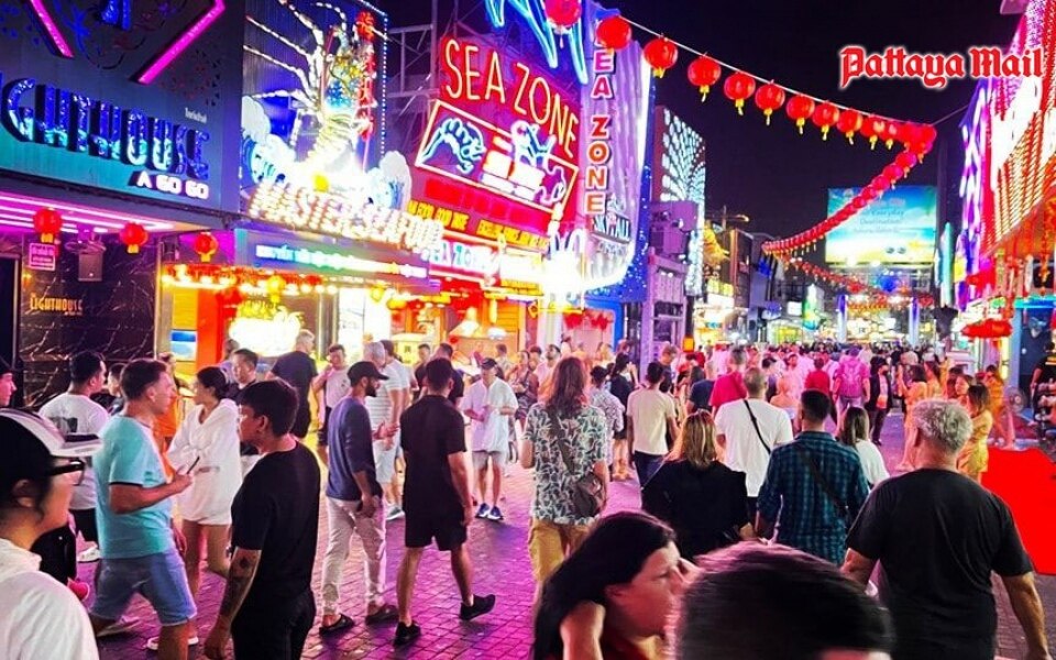 Valentinstagsfeier sorgt fuer wirtschaftlichen aufschwung in der pattaya walking street