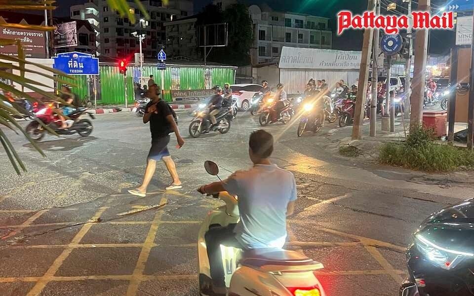 Warnung an europaeische touristen vorsicht beim ueberqueren von strassen in thailand hier haelt