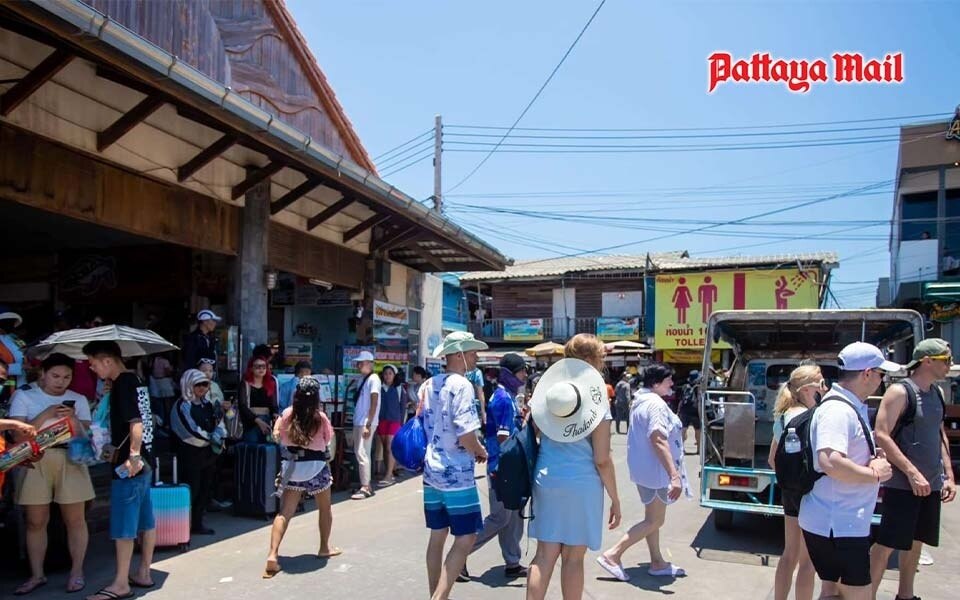 Wasserkrise trifft die insel koh larn inmitten von touristenansturm und duerre