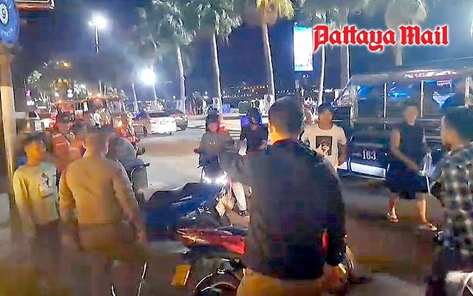 Zusammenstoss zwischen motorradtaxis vor der polizeistation von pattaya