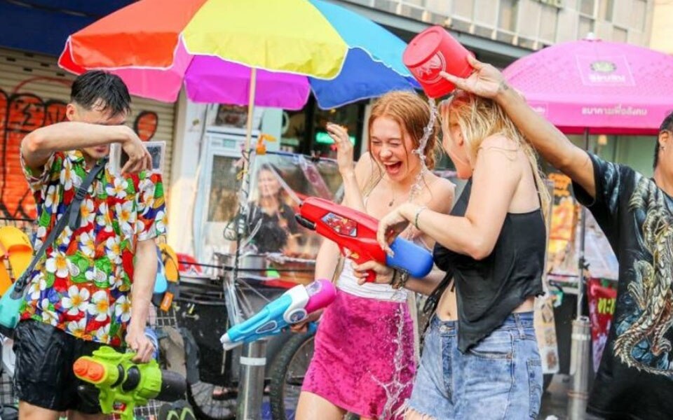 Bereiten Sie Ihre   Sonnenschutzmittel für verrückte Wasserschlachten während der Songkran-Feierlichkeiten vor