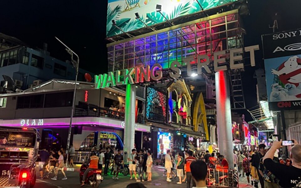 Erleben sie die lebendige kultur thailands entdecken sie die magischen walking streets von pattaya