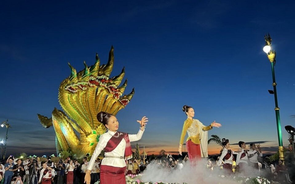 Feierlichkeiten zum ende der buddhistischen fastenzeit im oktober in ganz thailand