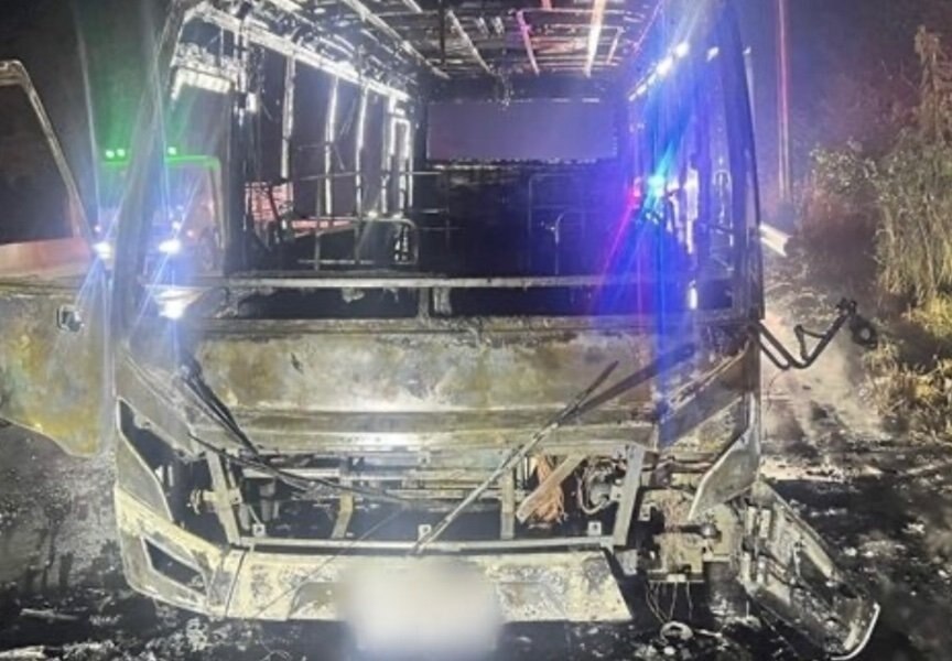 Heftige Explosion in Chonburi: Minibus geht in Flammen auf - Fahrer entkommt in letzter Minute