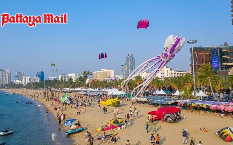 Kite festival verwandelt den himmel ueber pattaya in ein visuelles wunderland