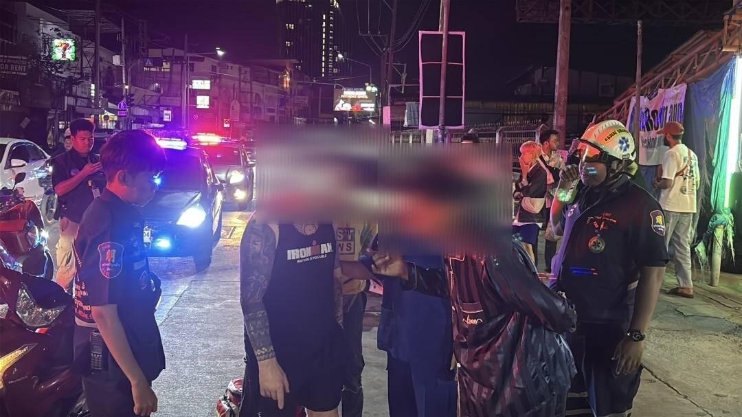 Schwerpunkt auf Verkehrssicherheit nach Unfall in Pattaya: Ausländischer Fußgänger von Motorrad verletzt