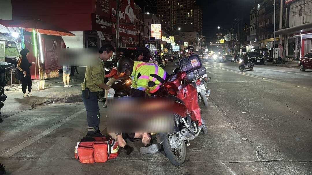 Schwerpunkt auf Verkehrssicherheit nach Unfall in Pattaya: Ausländischer Fußgänger von Motorrad verletzt