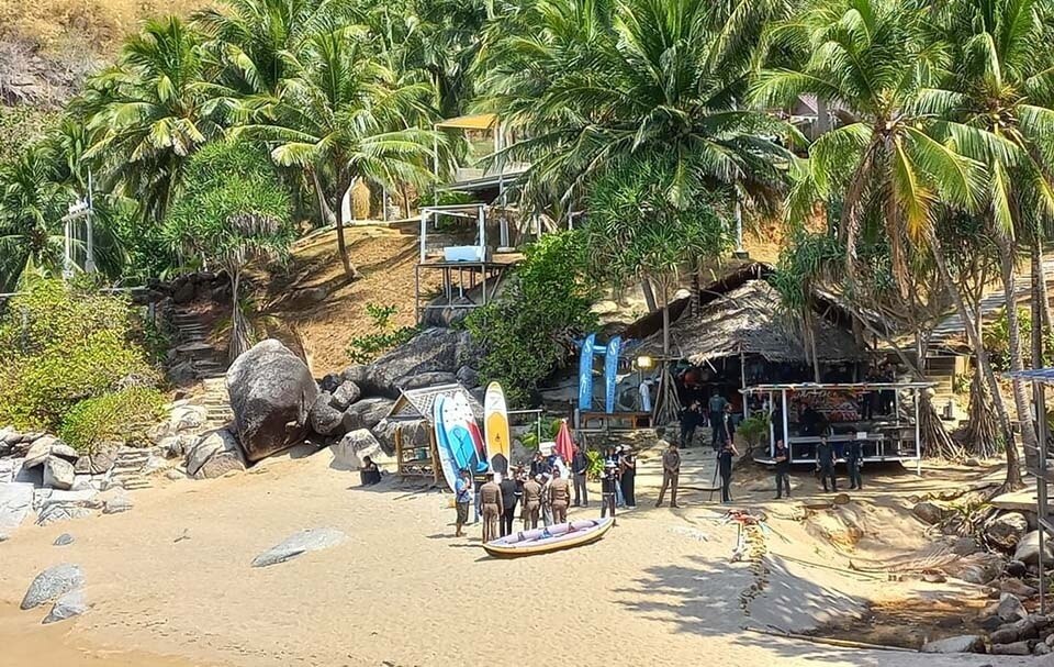 Untersuchung des Eindringens in den Strand und der Erhebung von Gebühren von Strandbesuchern am Nui Beach in Phuket