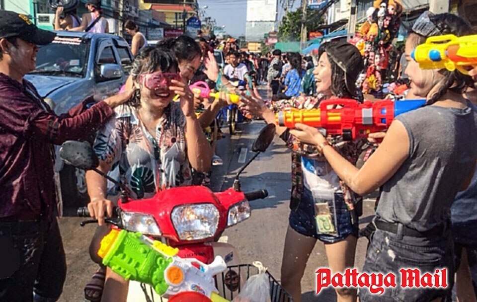 Ausländer erwägen, wegen Songkran in Pattaya zu bleiben - Verkehrschaos und Sicherheitsbedenken