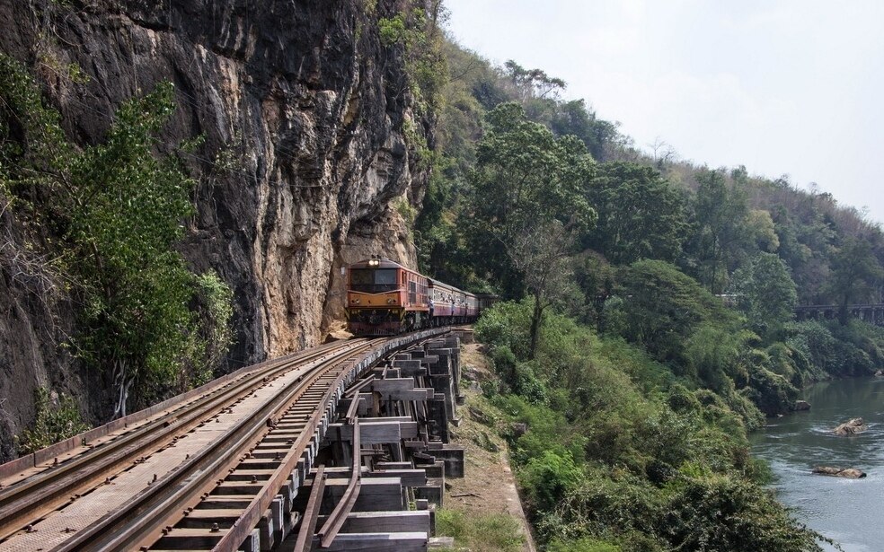 Tourist stirbt nach sturz von todeseisenbahn in kanchanaburi