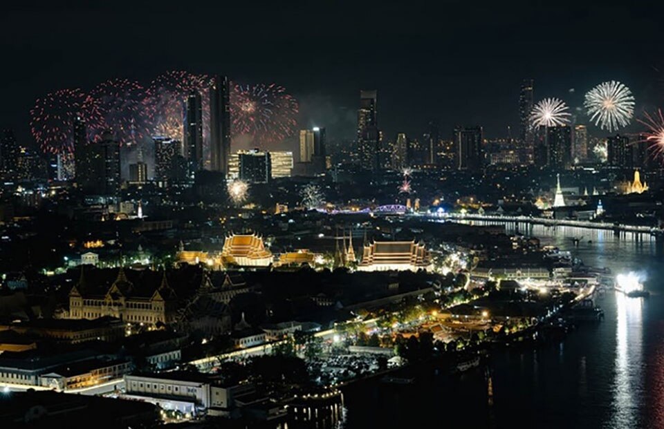 Touristen in Bangkok genießen spektakuläres Feuerwerk am Chao Phraya Fluss