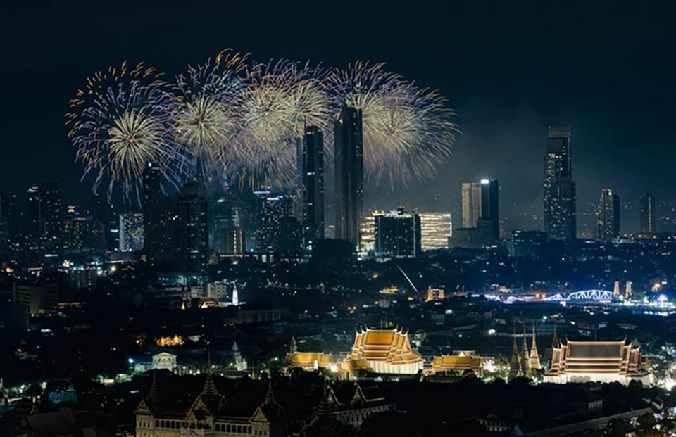 Touristen in Bangkok genießen spektakuläres Feuerwerk am Chao Phraya Fluss