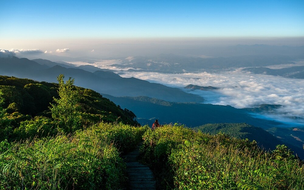 Doi inthanon empfaengt touristen mit nebligen aussichten