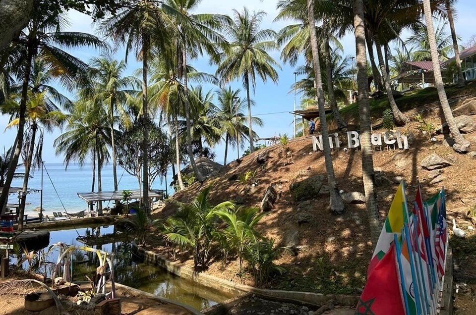 Untersuchung des Eindringens in den Strand und der Erhebung von Gebühren von Strandbesuchern am Nui Beach in Phuket