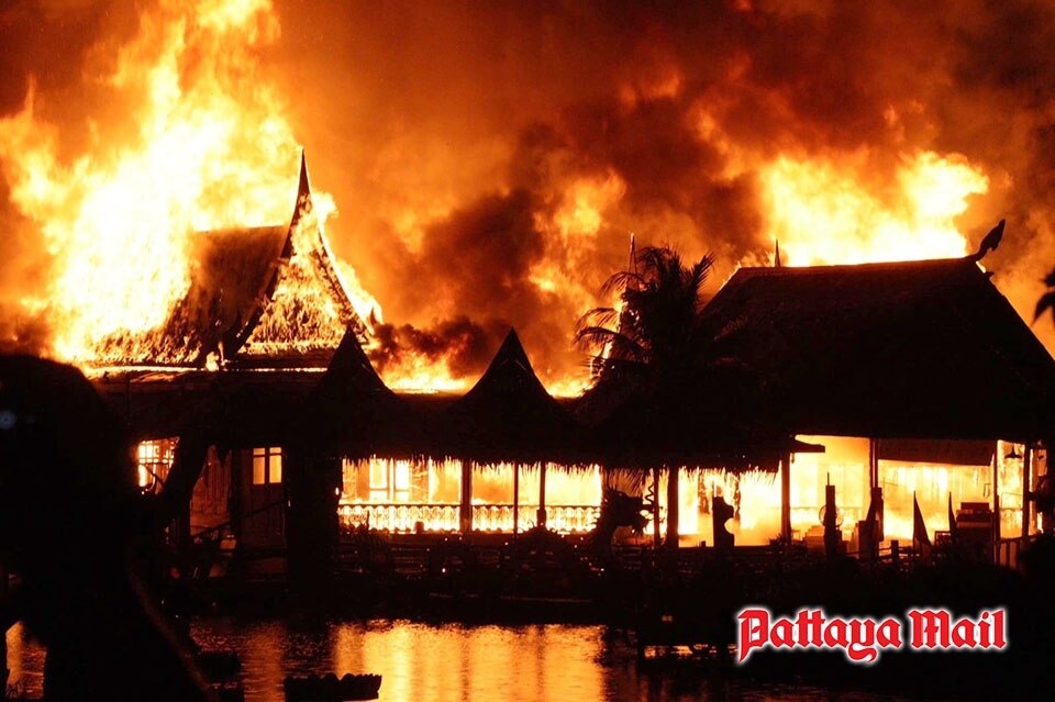 Nach dem verheerenden Inferno auf dem Pattaya Floating Market laufen Wiederherstellungsbemühungen