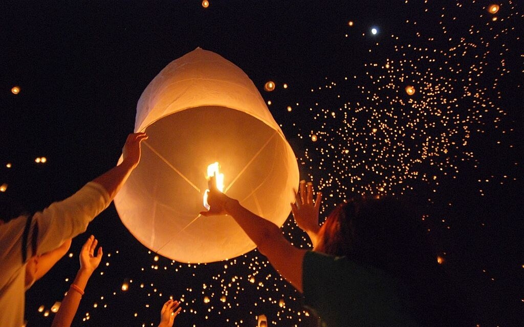 Alarmbereitschaft am suvarnabhumi flughafen loy krathong festival birgt risiken fuer den flugverkehr