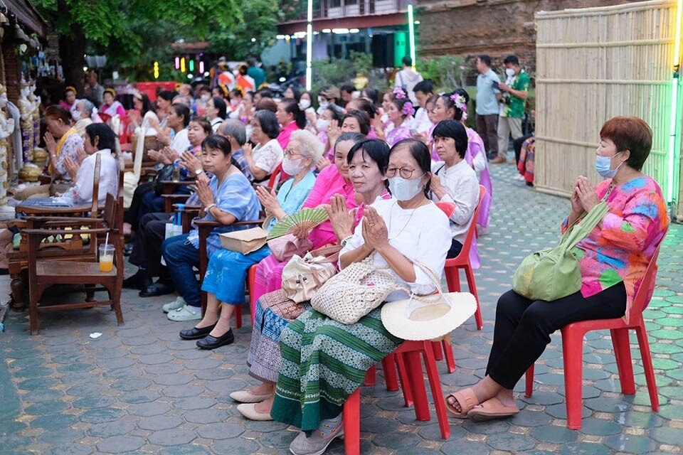 Chiang Mai beginnt die Songkran-Feierlichkeiten mit der höchsten Sandpagode, die das kulturelle Erbe von Lanna bewahrt