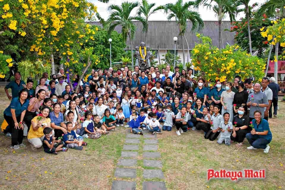 Das Waisenhaus in Pattaya gedenkt des 20. Todestages von Pater Ray (Fotos, Historisches Video)