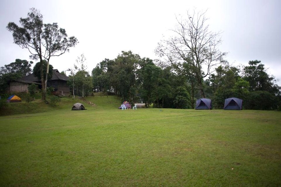 Der Kaeng Krachan National Park mit seinen nebligen Bergen und dichten Wäldern zieht das ganze Jahr über Besucher an