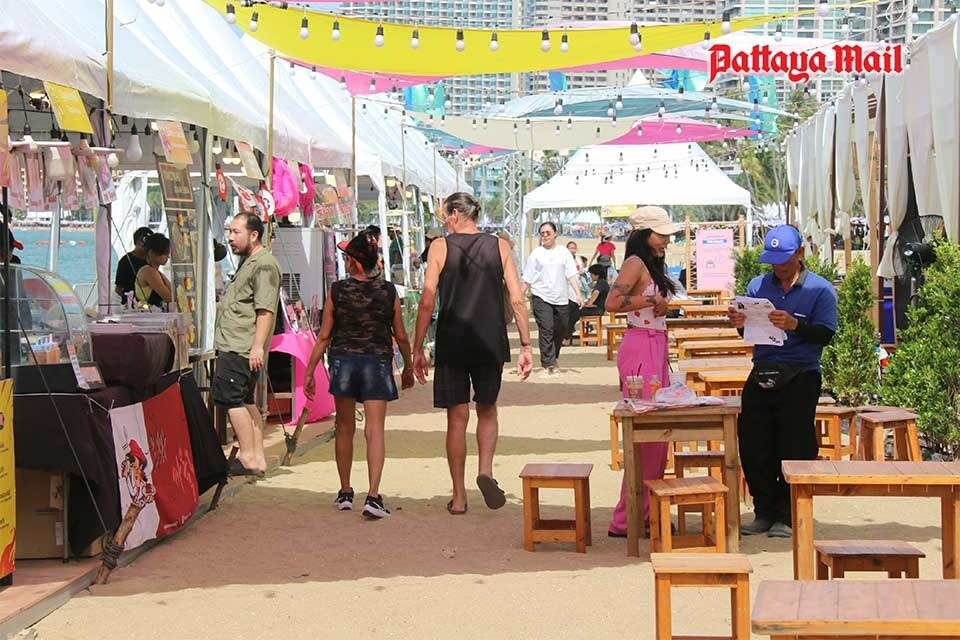 Pattaya Beach: Hochsaison bringt glanzvollen Tourismustrubel in Thailands Küstenparadies