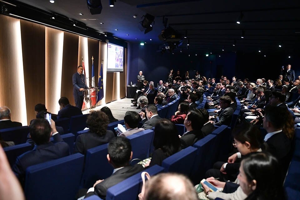 PM zufrieden mit erfolgreichem halbtägigen Besuch in Paris