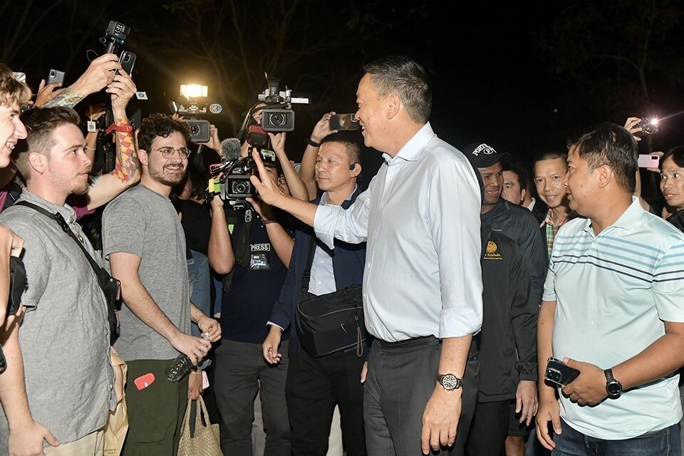 Premierminister begrüßt ausländische Touristen auf dem Chang Puak Street Food Market in Chiang Mai