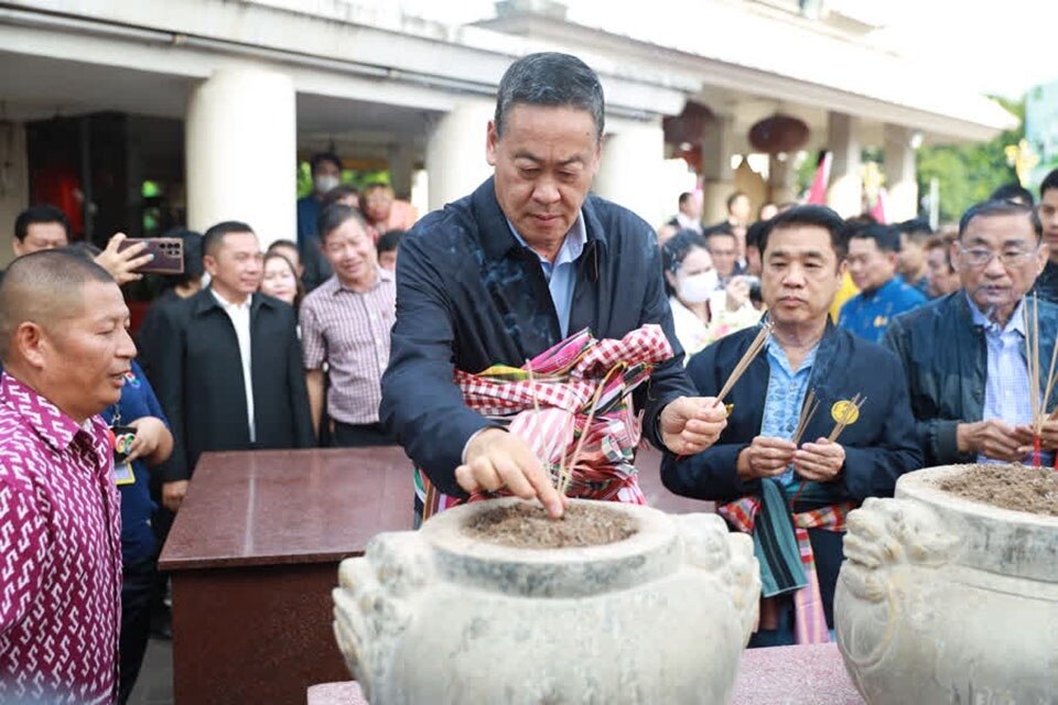 Premierminister besucht Khon Kaen City Pillar Shrine und Ubolratana Dam