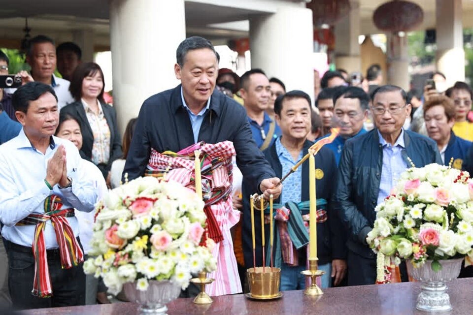 Premierminister besucht Khon Kaen City Pillar Shrine und Ubolratana Dam