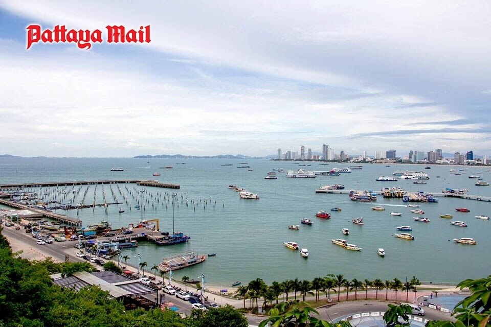 Strände von Pattaya und Jomtien gedeihen während des langen, verregneten Wochenendes