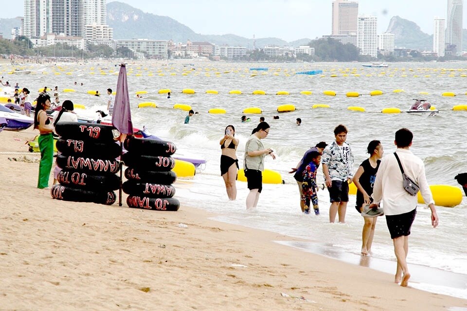 Strände von Pattaya und Koh Larn sind diese Woche auf starke Regenfälle und hohe Wellen vorbereitet