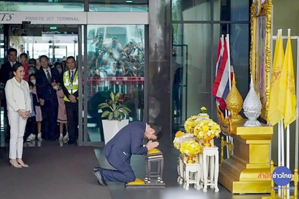 Thaksin erhält Haft­be­fehl und wird in das Unter­suchungs­ge­fäng­nis in Bangkok gebracht