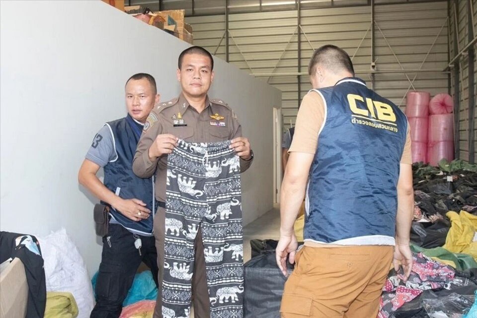 Illegal aus China importierte Hosen mit Elefantenmuster in Lagerhaus in Bangkok beschlagnahmt