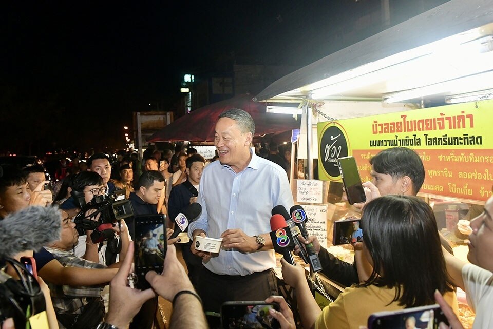 Premierminister begrüßt ausländische Touristen auf dem Chang Puak Street Food Market in Chiang Mai