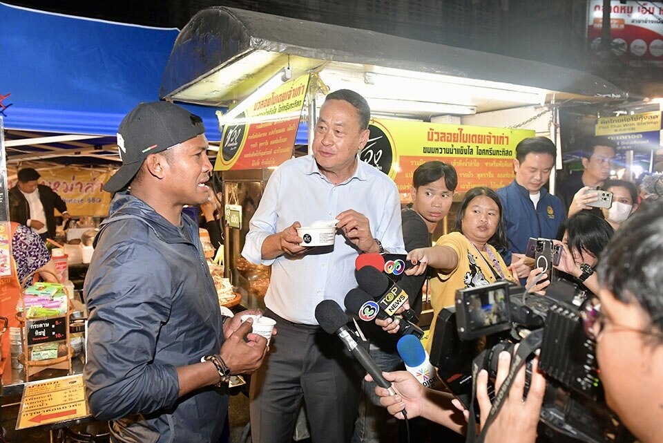 Premierminister begrüßt ausländische Touristen auf dem Chang Puak Street Food Market in Chiang Mai