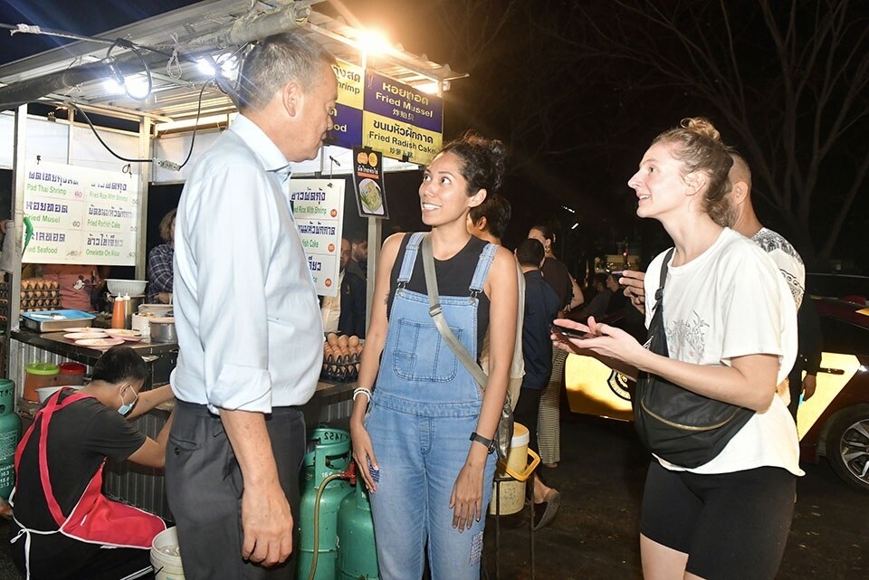 Premierminister begrüßt ausländische Touristen auf dem Chang Puak Street Food Market in Chiang Mai