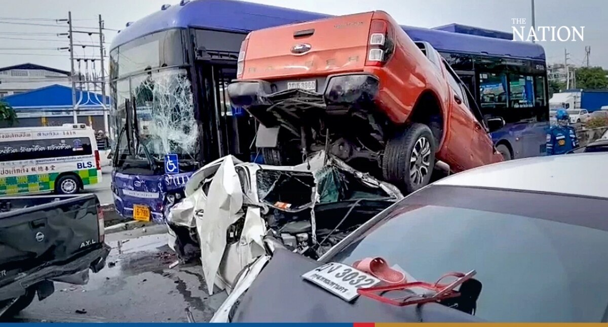 Horror-Unfall in Bangkok: Personenbus kollidiert mit drei Autos - 18 Menschen verletzt (Fotos)