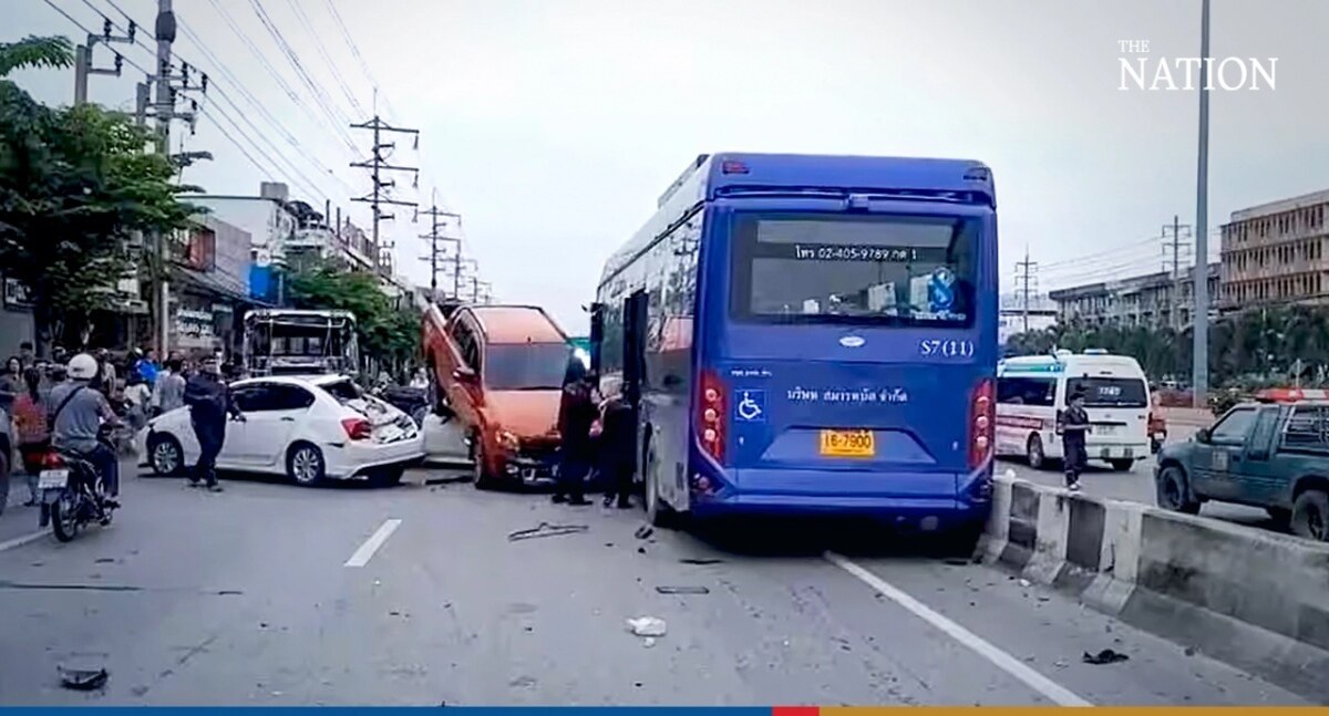 Horror-Unfall in Bangkok: Personenbus kollidiert mit drei Autos - 18 Menschen verletzt (Fotos)