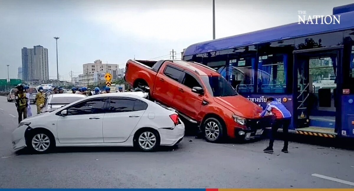 Horror-Unfall in Bangkok: Personenbus kollidiert mit drei Autos - 18 Menschen verletzt (Fotos)