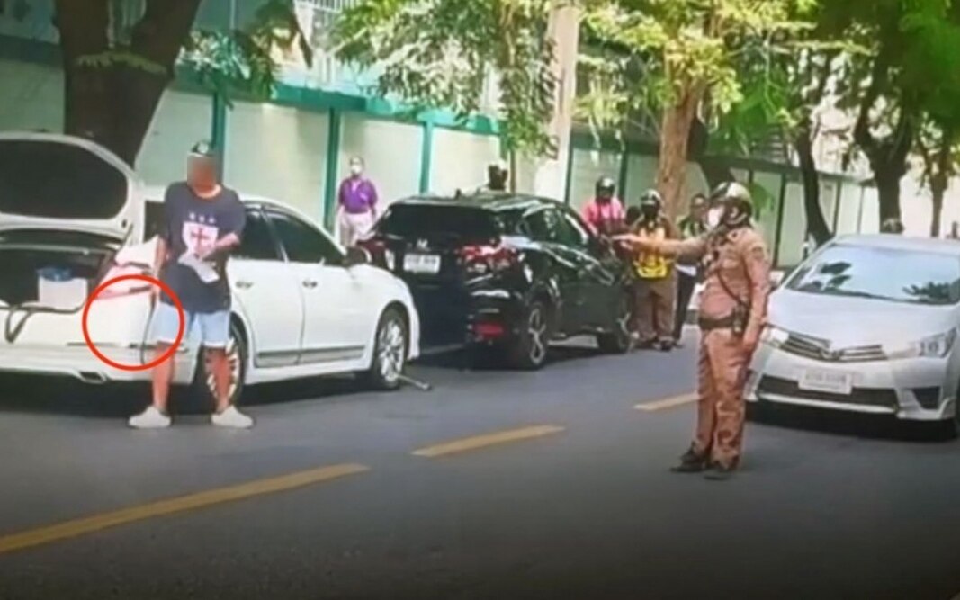 Ungewoehnlicher zwischenfall in bangkok sergeant major legt machete nieder nach parkplatzmisere