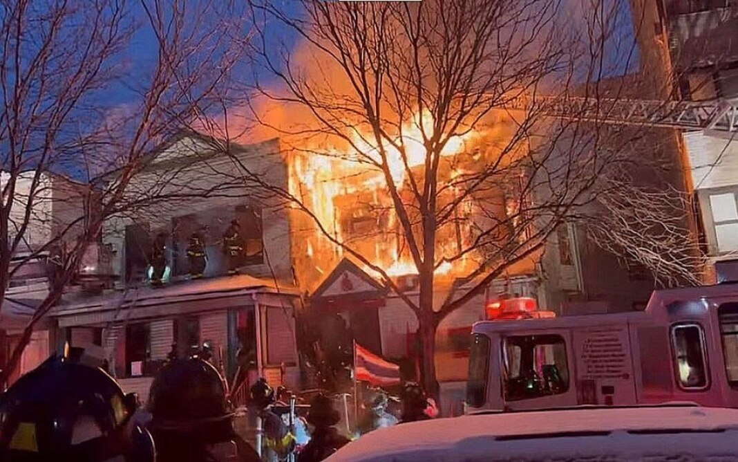 Verheerendes feuer im tempel in der bronx zwei thailaendische menschenleben verloren video