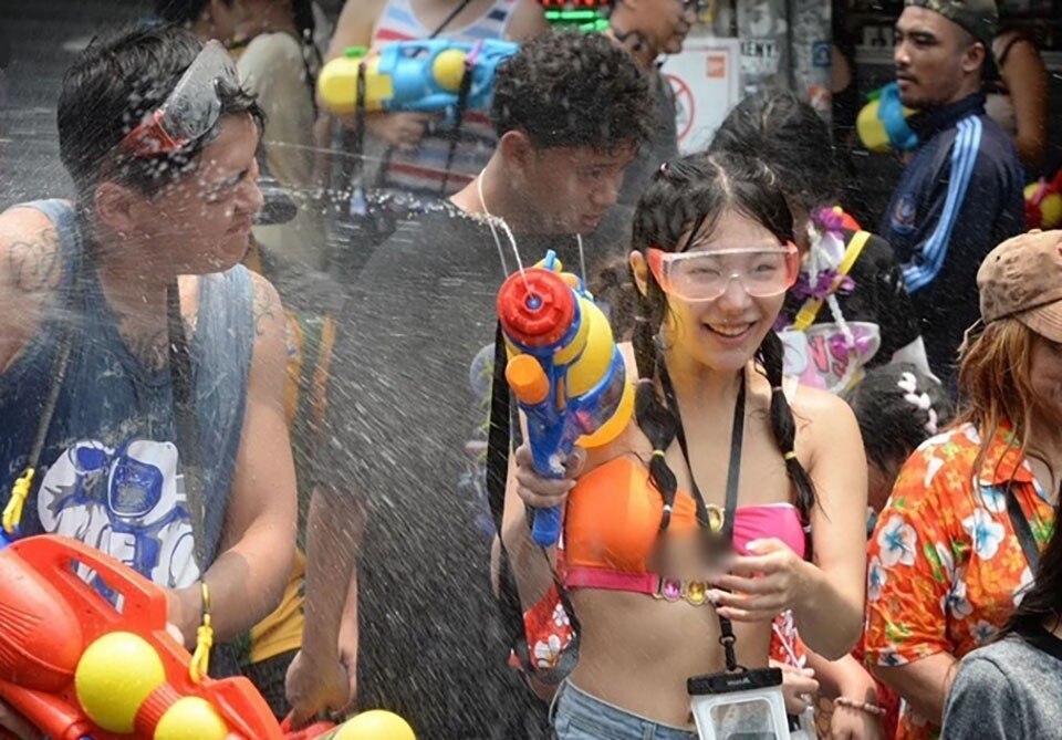 Bereiten Sie Ihre   Sonnenschutzmittel für verrückte Wasserschlachten während der Songkran-Feierlichkeiten vor